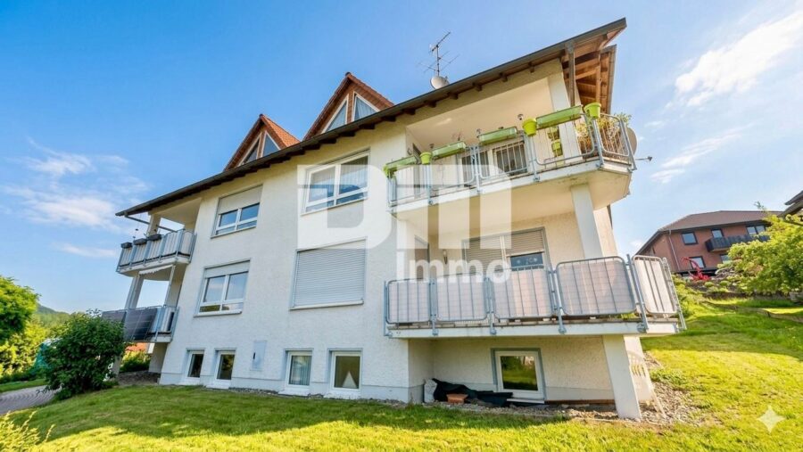 Hochwertig sanierte, ebenerdige Dreizimmerwohnung im EG mit Loggia + PKW-Stellplatz - Frontansicht